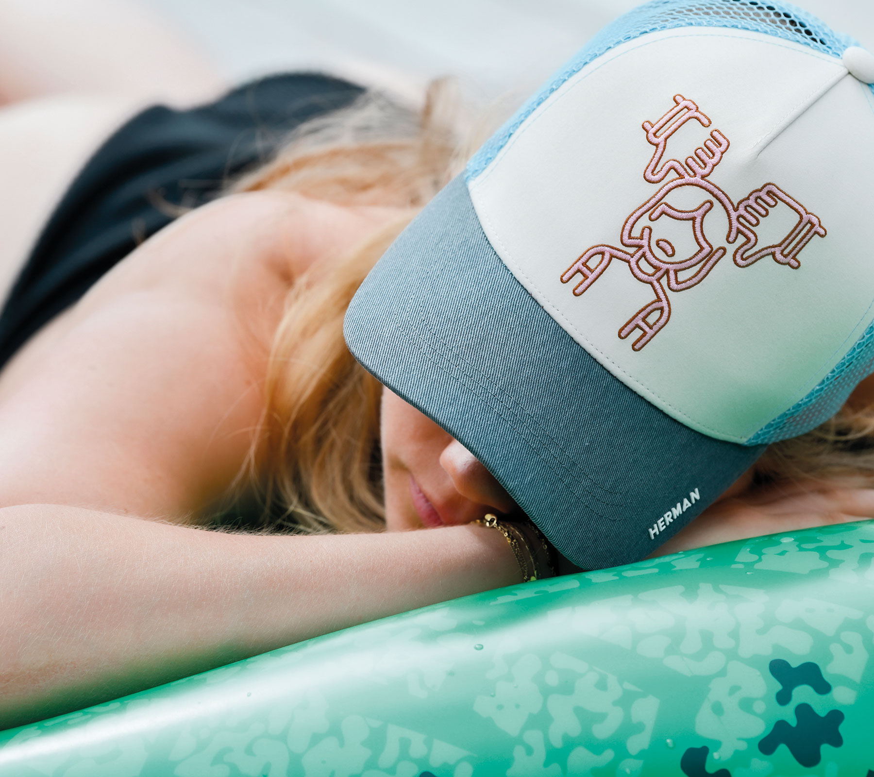 casquette stitas portée par une femme